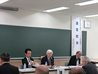 議事を進行する吉川会長(中央)、斎藤運営委員長（右）、小糸事務局長