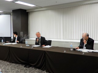 議事を進行する吉川会長(中央)、斎藤運営委員長（右）、小糸事務局長