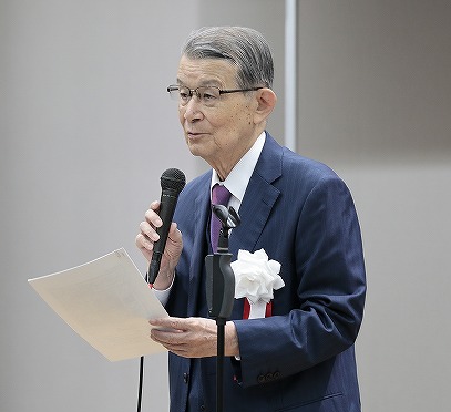 アワード2023表彰式（岸会長）